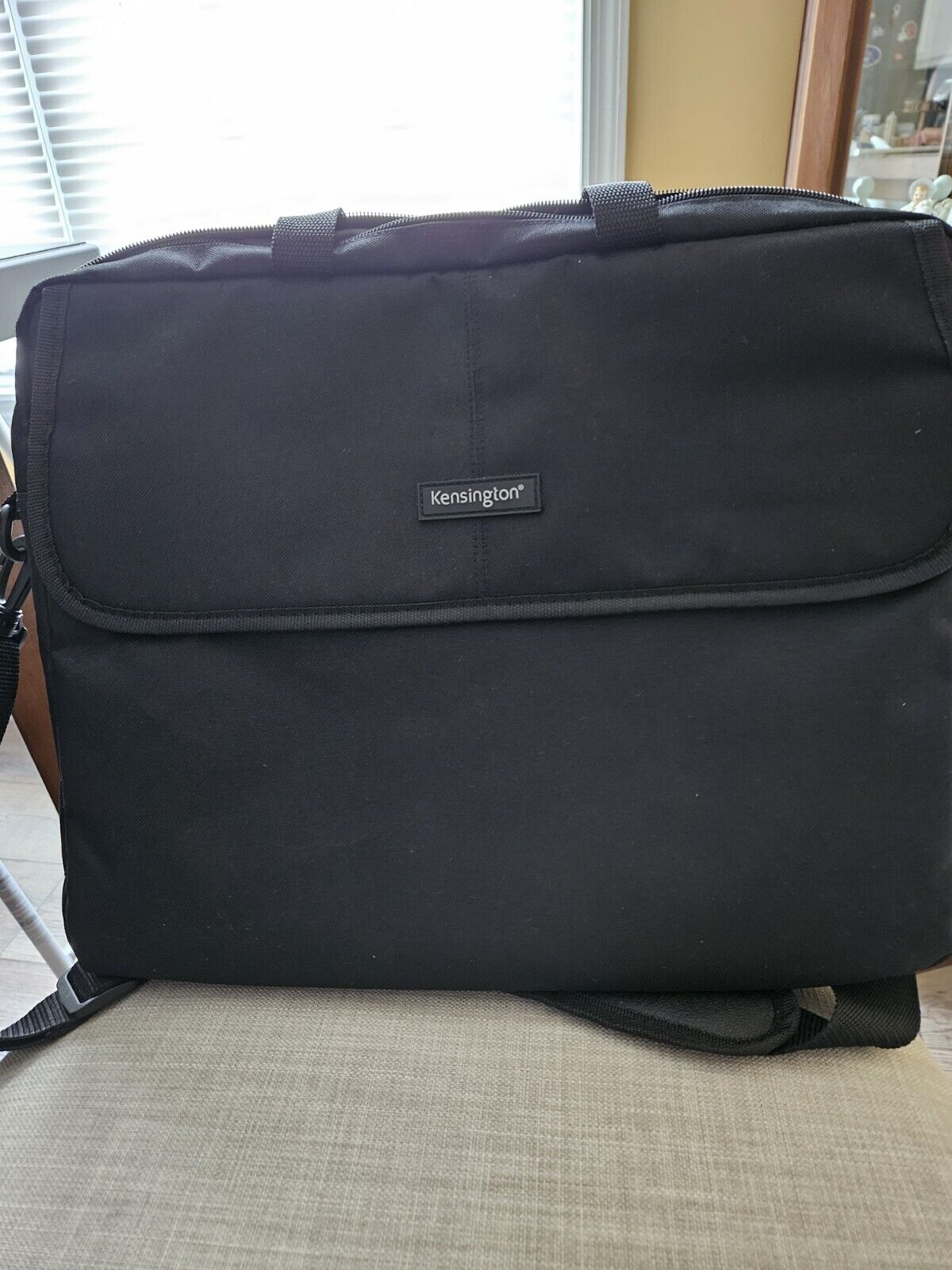Kensington Black Laptop Carrying Bag Zipper Closure w/ Large Front Pocket EUC