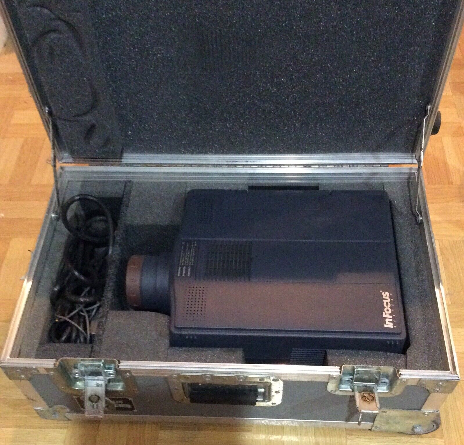 InFocus LitePro 580 LCD Projector W/ Cables Remote & Large Metal Traveling Case