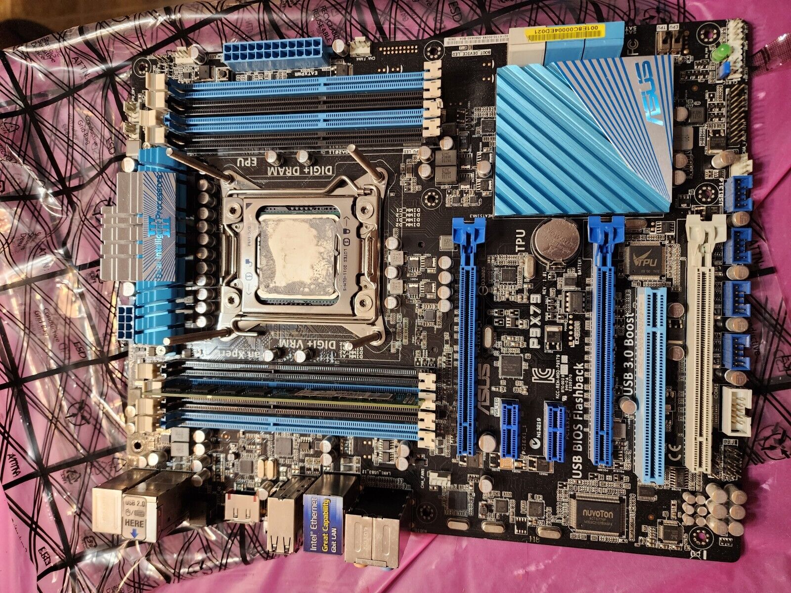 ASUSTeK COMPUTER P9X79 DELUXE, LGA 2011/Socket R, with i7-3820 processor 