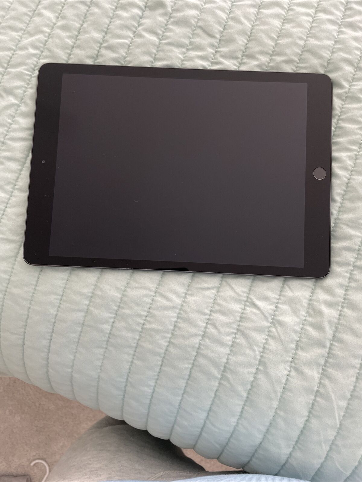 Apple iPad 7th Gen. 32GB, Wi-Fi, 10.2 in - Space Gray MeSSAGE ME BEFORE BUY