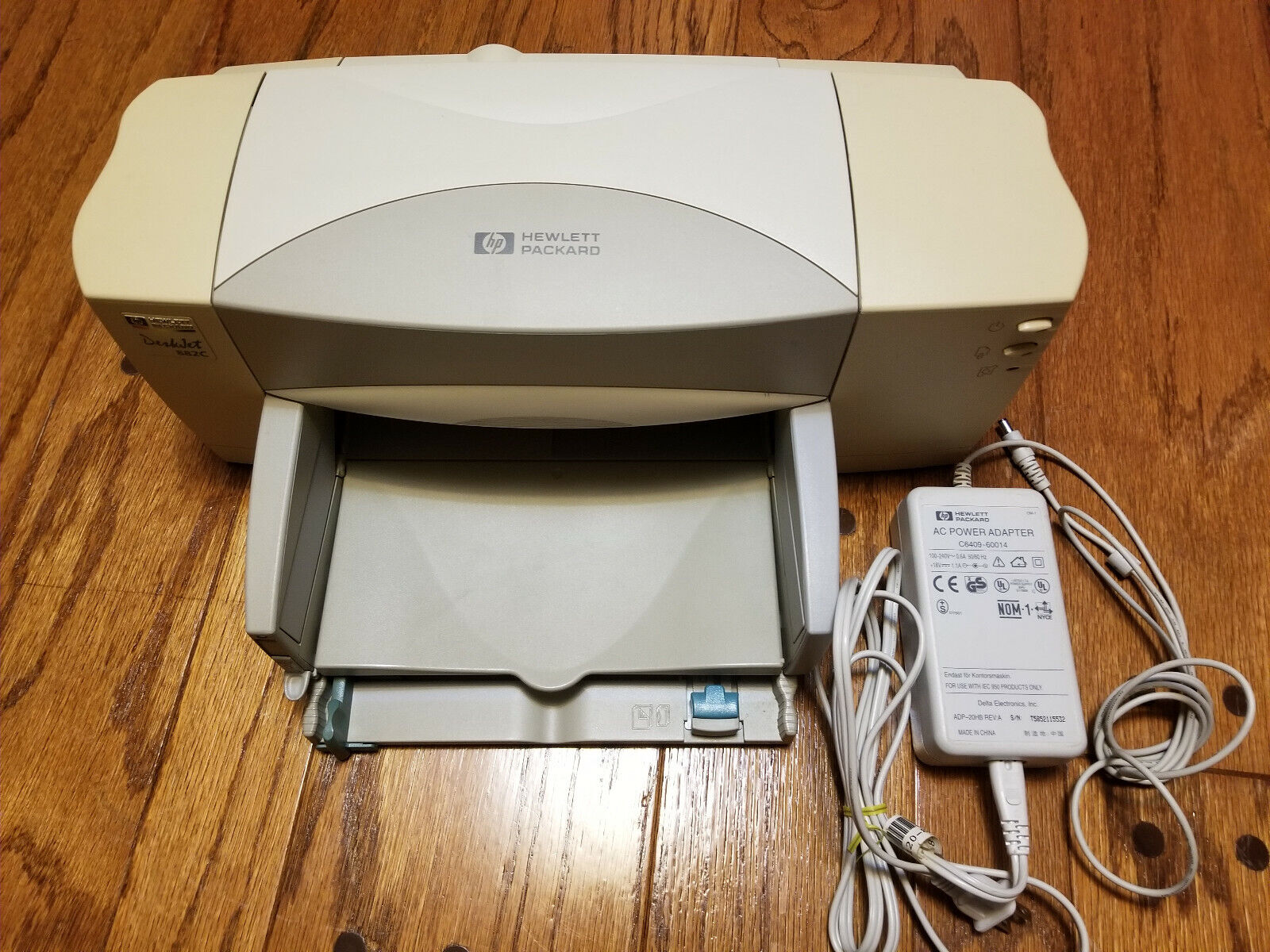 HP Deskjet 882C Vintage Standard Inkjet Printer, With power adapter and USB cabl