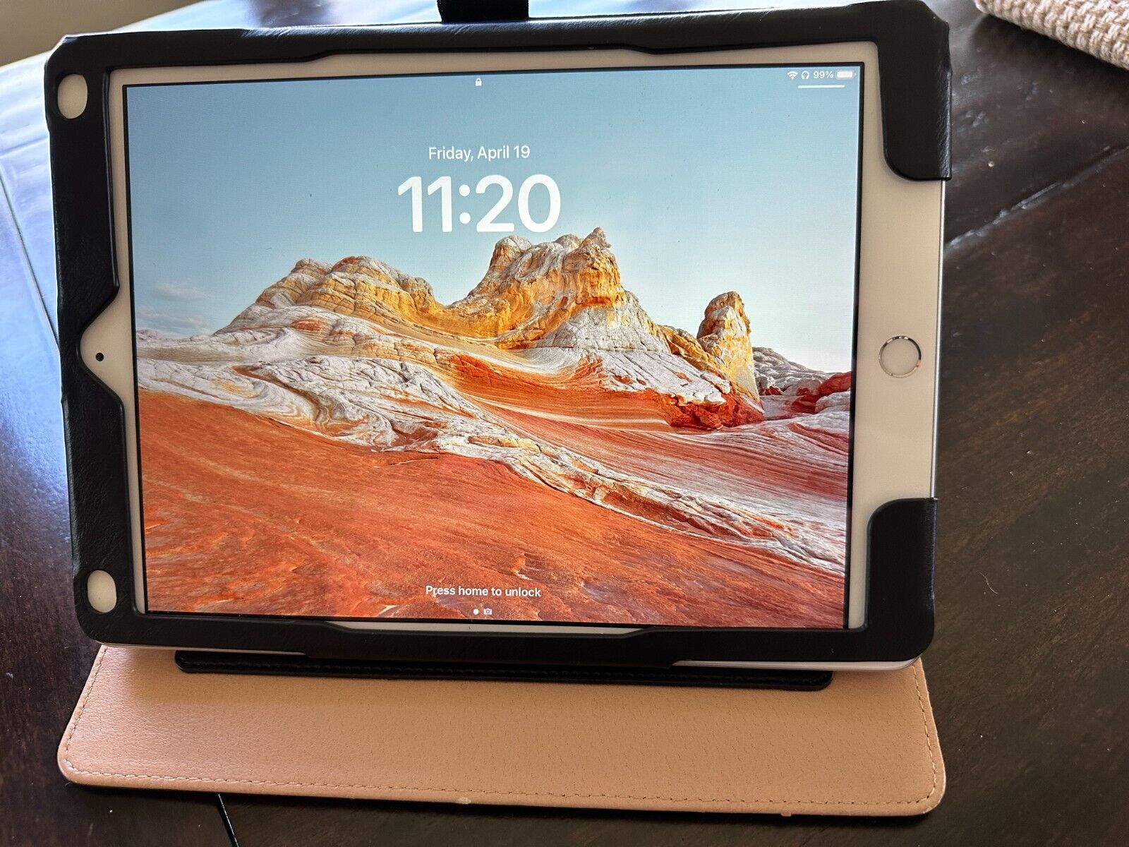 MINT - Apple iPad 5th Generation 128 GB Bundle w/ Pencil Holder/Standup case