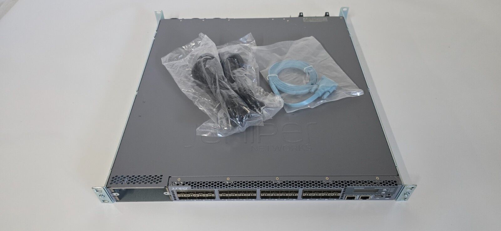 Juniper Networks EX4550-32F-AFI 32 Port 10G SFP Back to Front Airflow Dual PSU