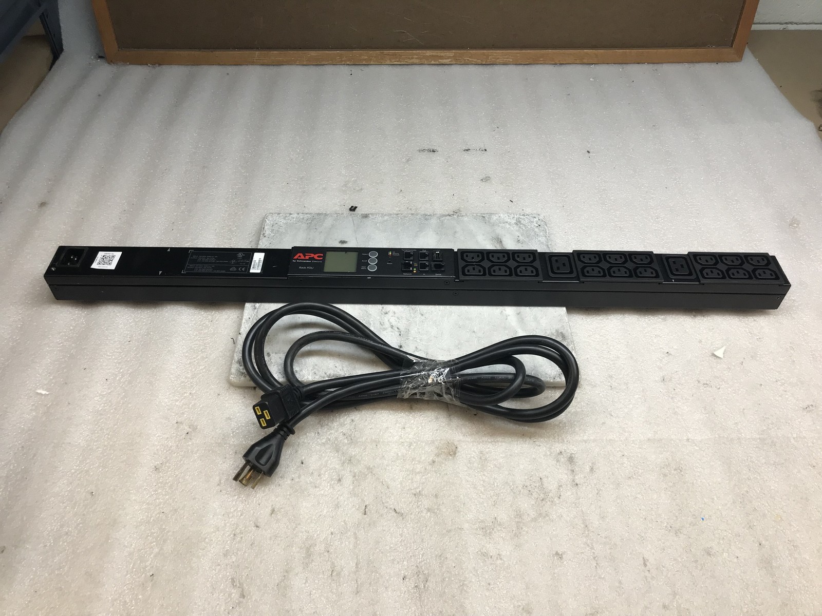 APC AP8858NA3 PDU 2G METERED RACK ZERO U 20A 208V 18 C13 2 C19 w/ Cord *RESET* APC AP8858NA3 PDU 2G METERED RACK ZERO U 20A 208V 18 C13 2 C19 w/ Cord *RESET*