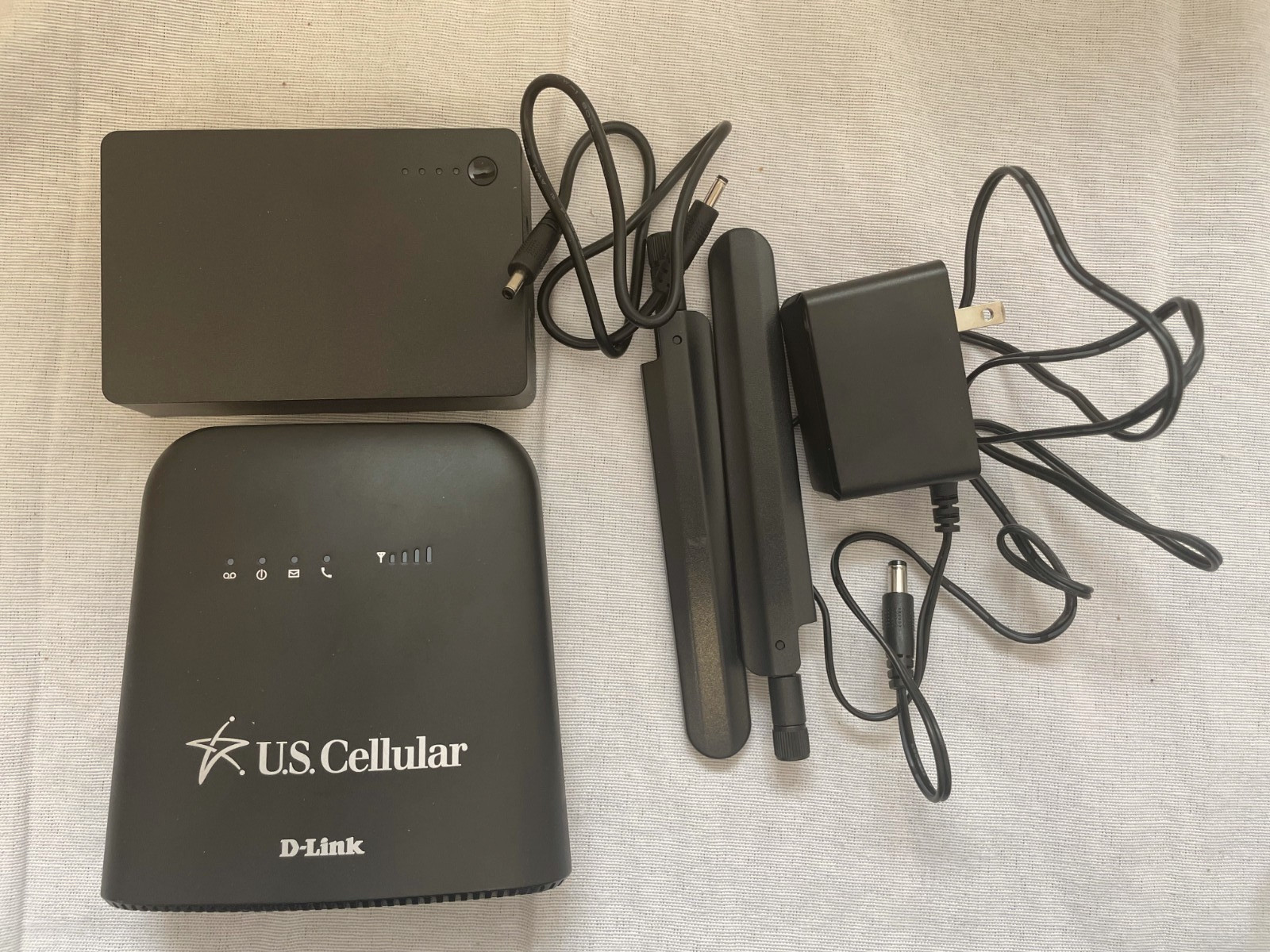 D-LINK DWR-920V U.S. Cellular Home & Business Phone/Missing cat5 cables D-LINK DWR-920V U.S. Cellular Home & Business Phone/Missing cat5 cables