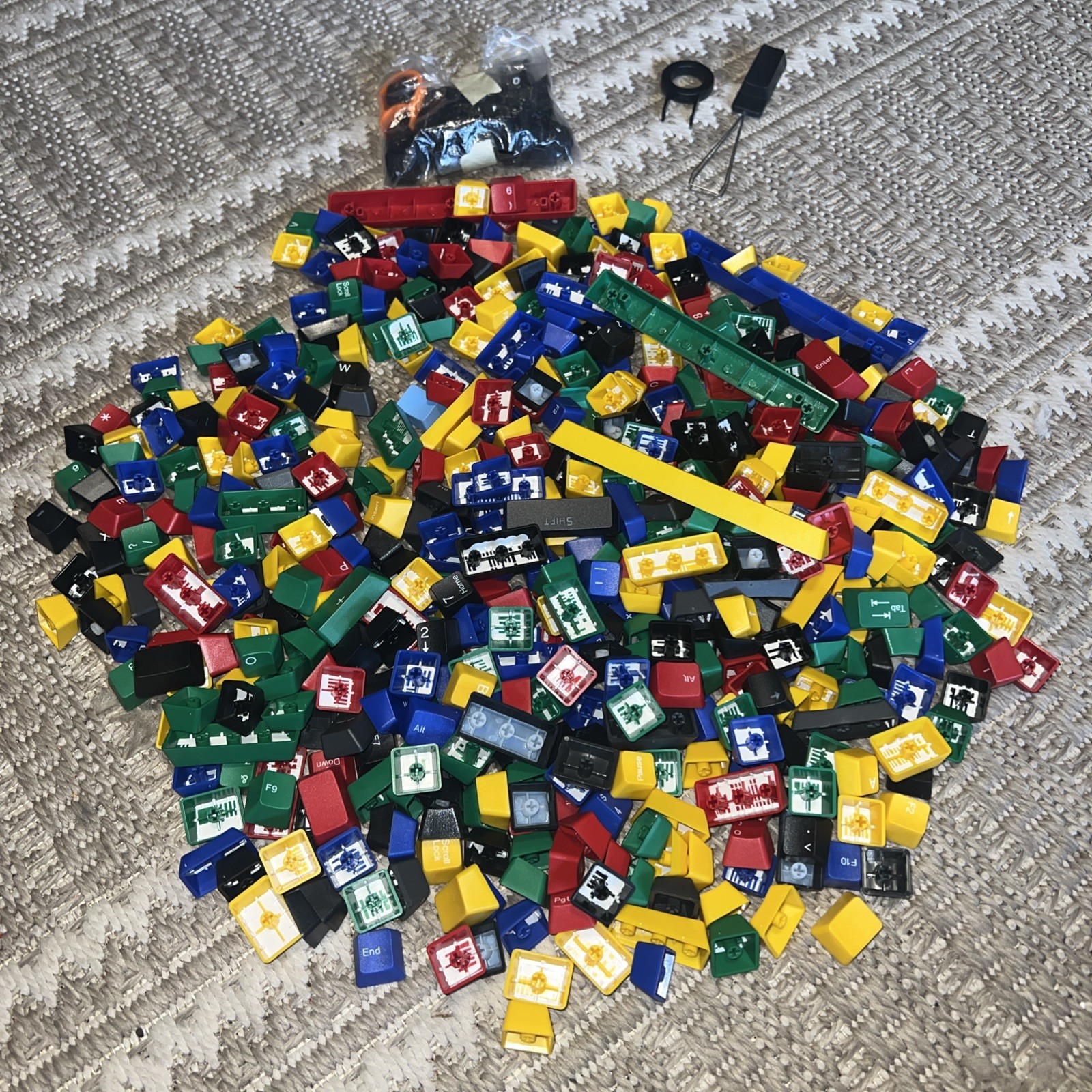 HUGE LOT OF COMPUTER KEYBOARD KEYS FOR ARTS AND CRAFTS, REPAIRS Many Colors HUGE LOT OF COMPUTER KEYBOARD KEYS FOR ARTS AND CRAFTS, REPAIRS Many Colors