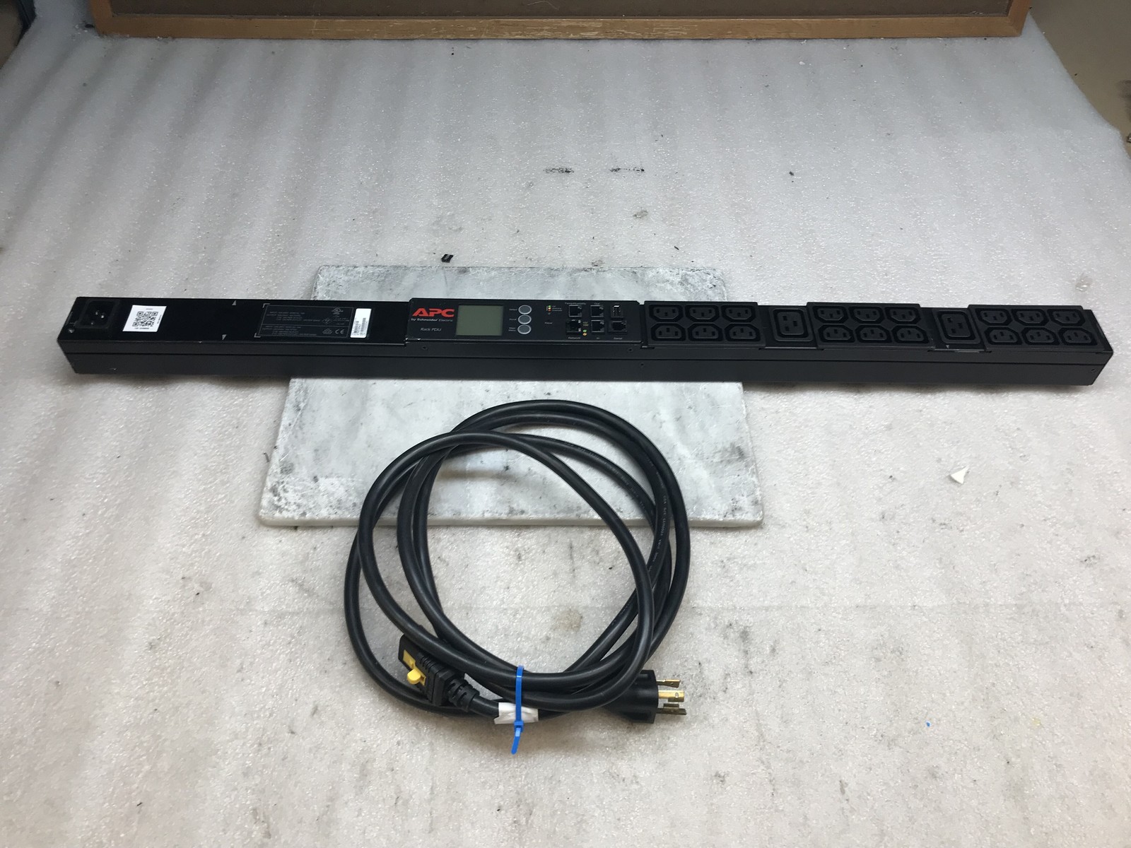 APC AP8858NA3 PDU 2G METERED RACK ZERO U 20A 208V 18 C13 2 C19 w/ Cable *RESET* APC AP8858NA3 PDU 2G METERED RACK ZERO U 20A 208V 18 C13 2 C19 w/ Cable *RESET*