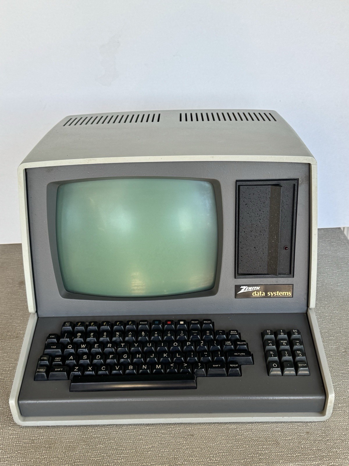 1980’s Vintage Zenith Data Systems Z-89 CRT All In One Green Screen Computer 1980’s Vintage Zenith Data Systems Z-89 CRT All In One Green Screen Computer