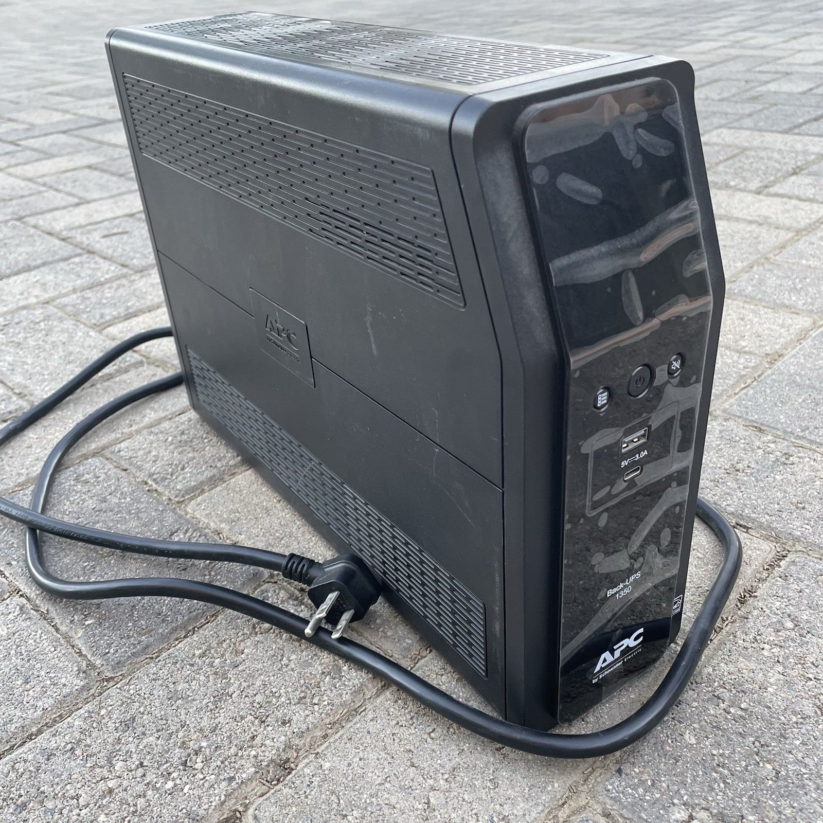APC Back-UPS Pro 1350 Uninterruptible Power Supply (BN1350M2) with Battery APC Back-UPS Pro 1350 Uninterruptible Power Supply (BN1350M2) with Battery