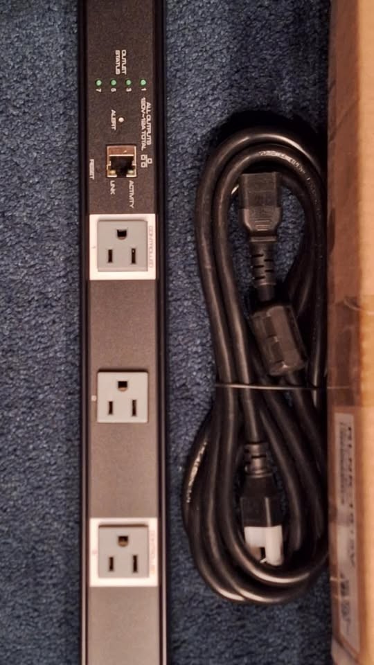 Middle Atlantic RLINK-1615V Vertical PDU with RackLink Middle Atlantic RLINK-1615V Vertical PDU with RackLink
