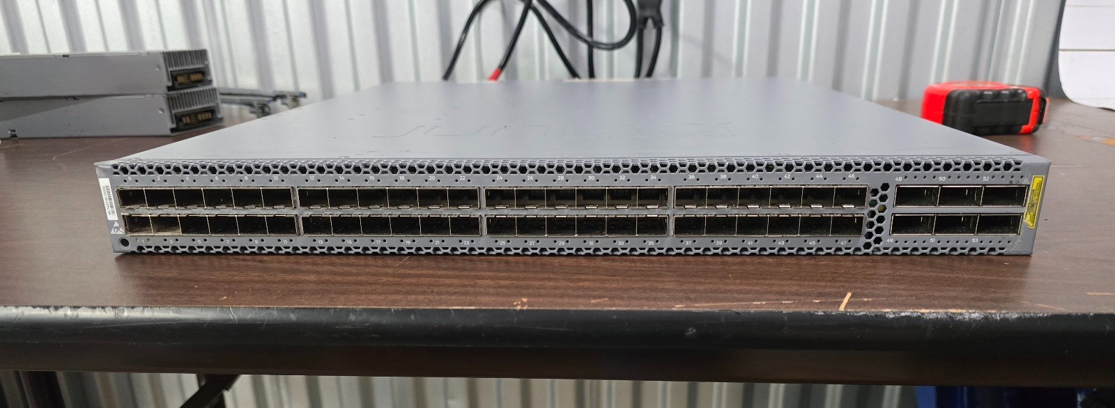 QFX5100-48S-AFI: Juniper 48-port 10Gb SFP+, 6x QSFP 40GE switch w/dual P/S