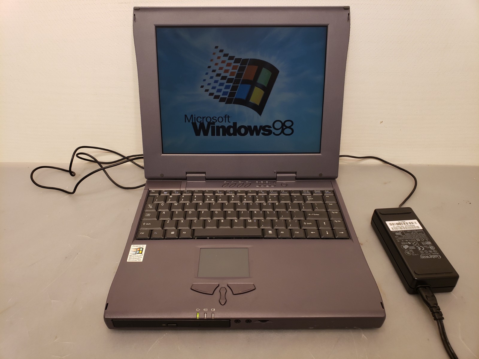 Rare Vintage Twinhead EMC A5020 Notebook Laptop Win98 Intel 566MHz 128MB 20GB