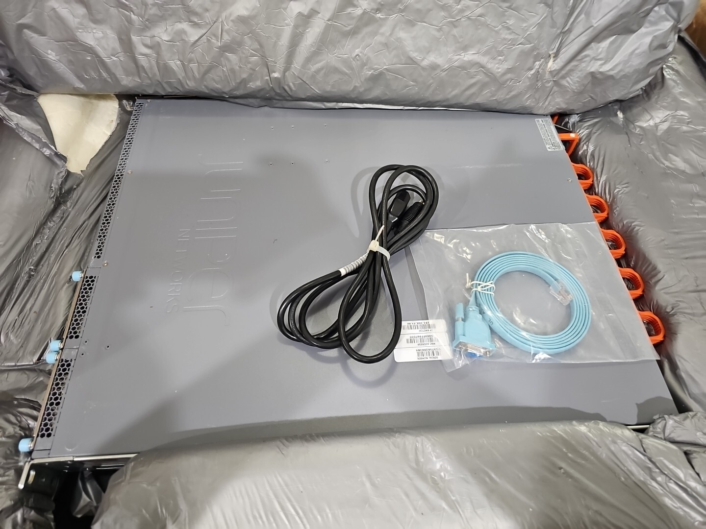 Juniper QFX5100-24Q-3AFo 24x QSFP+ Ports Dual MGMT 2x AC Power QFX5100-24Q-AFo Juniper QFX5100-24Q-3AFo 24x QSFP+ Ports Dual MGMT 2x AC Power QFX5100-24Q-AFo