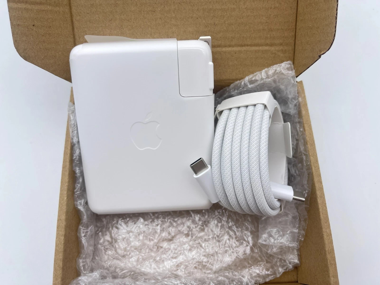 Genuine Apple 140W USB-C Power Adapter for Macbook Pro 13 Genuine Apple 140W USB-C Power Adapter for Macbook Pro 13