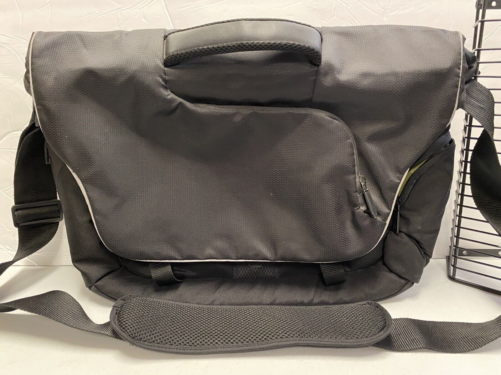 Powerbag messenger bag with charging stations