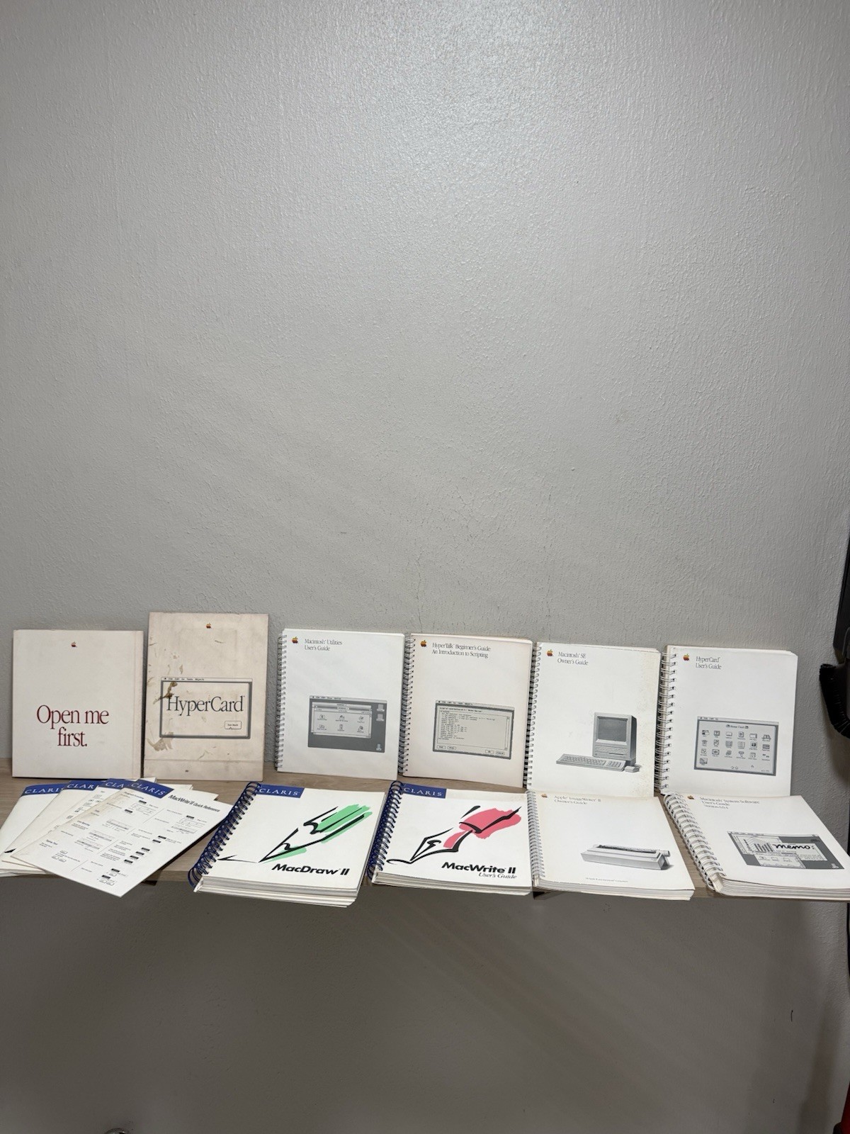 Apple Macintosh Lot: Vintage Guides, Manuals, Reference Documents / 1987-1990 Apple Macintosh Lot: Vintage Guides, Manuals, Reference Documents / 1987-1990