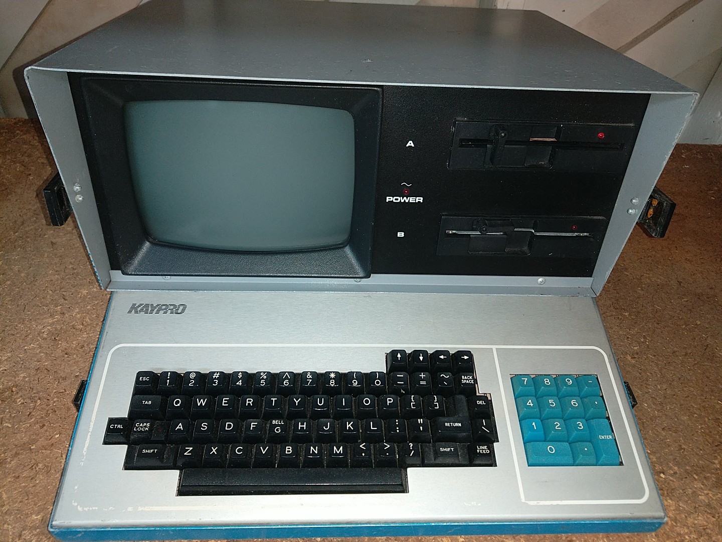 KAYPRO 2 2X 81-014 PORTABLE COMPUTER W/ KEYBOARD KAYPRO 2 2X 81-014 PORTABLE COMPUTER W/ KEYBOARD