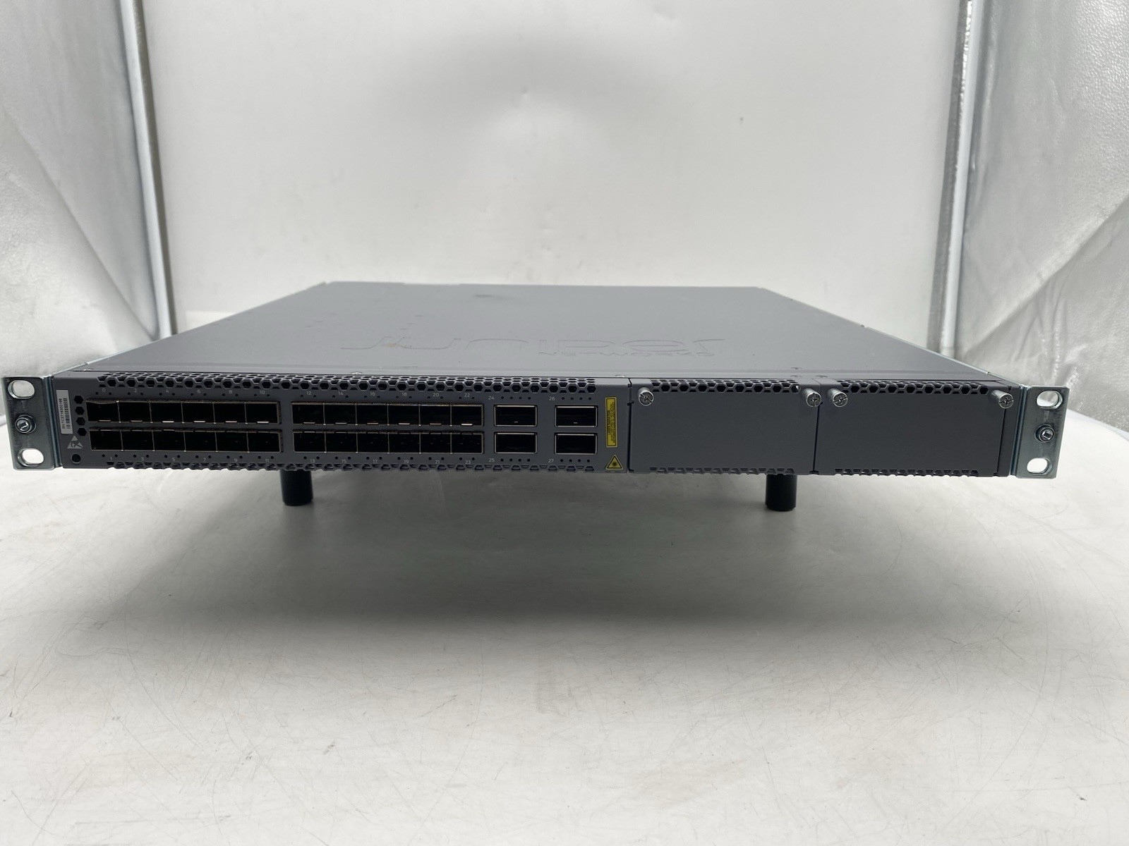 Juniper EX4600-40F-AFO 24 SFP+/SFP Ports 4 QSFP+ Ports 2x PSU Juniper EX4600-40F-AFO 24 SFP+/SFP Ports 4 QSFP+ Ports 2x PSU