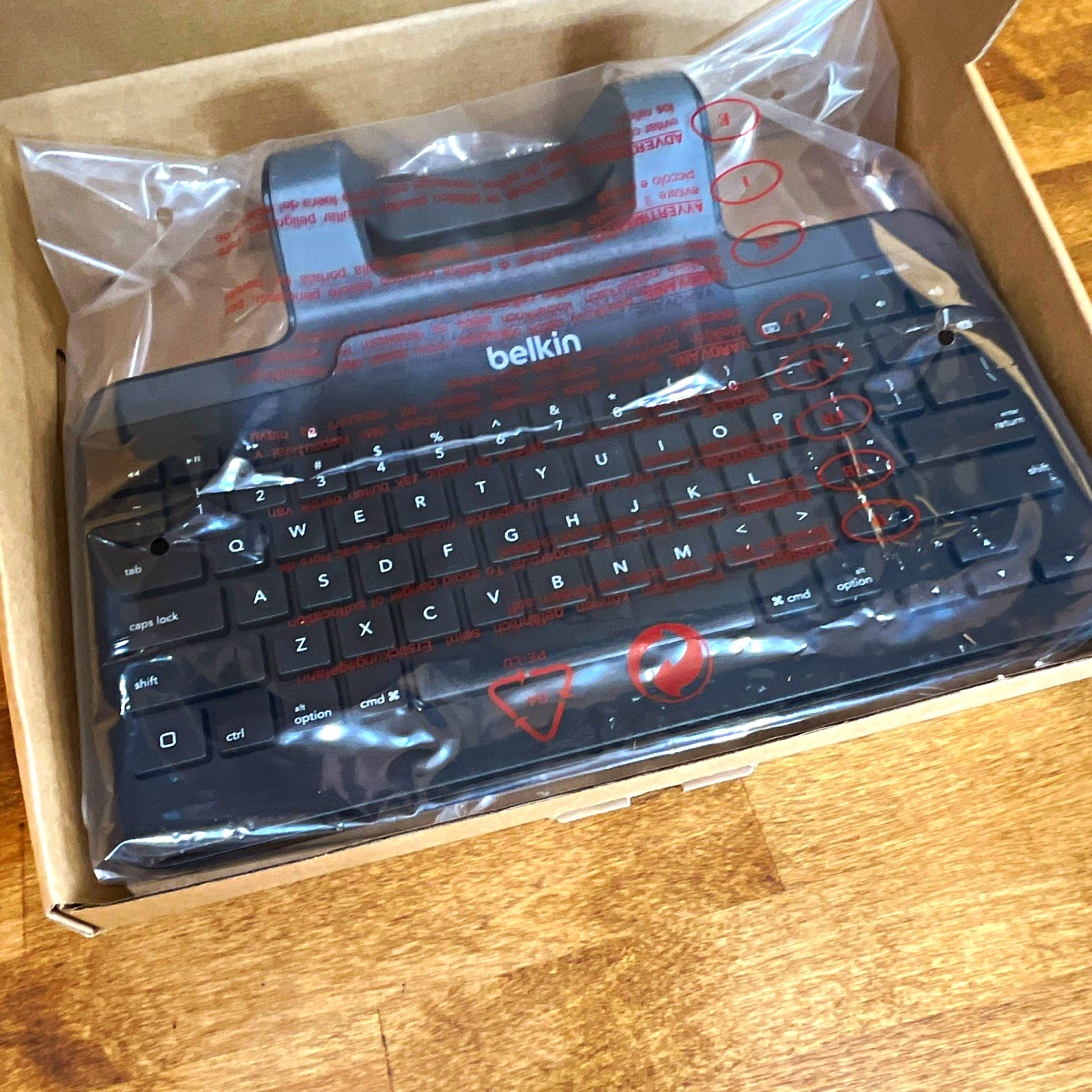Belkin B2B130 Wired Keyboard with Stand for ALL IPADS