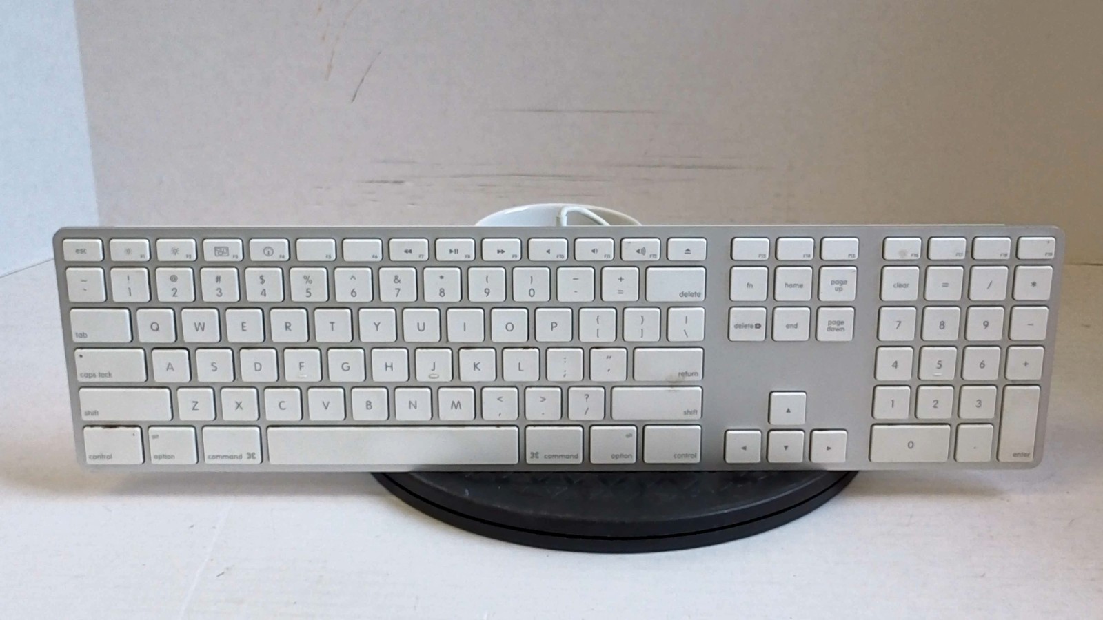 Apple USB Wired Keyboard with Numeric Keypad A1243 Apple USB Wired Keyboard with Numeric Keypad A1243