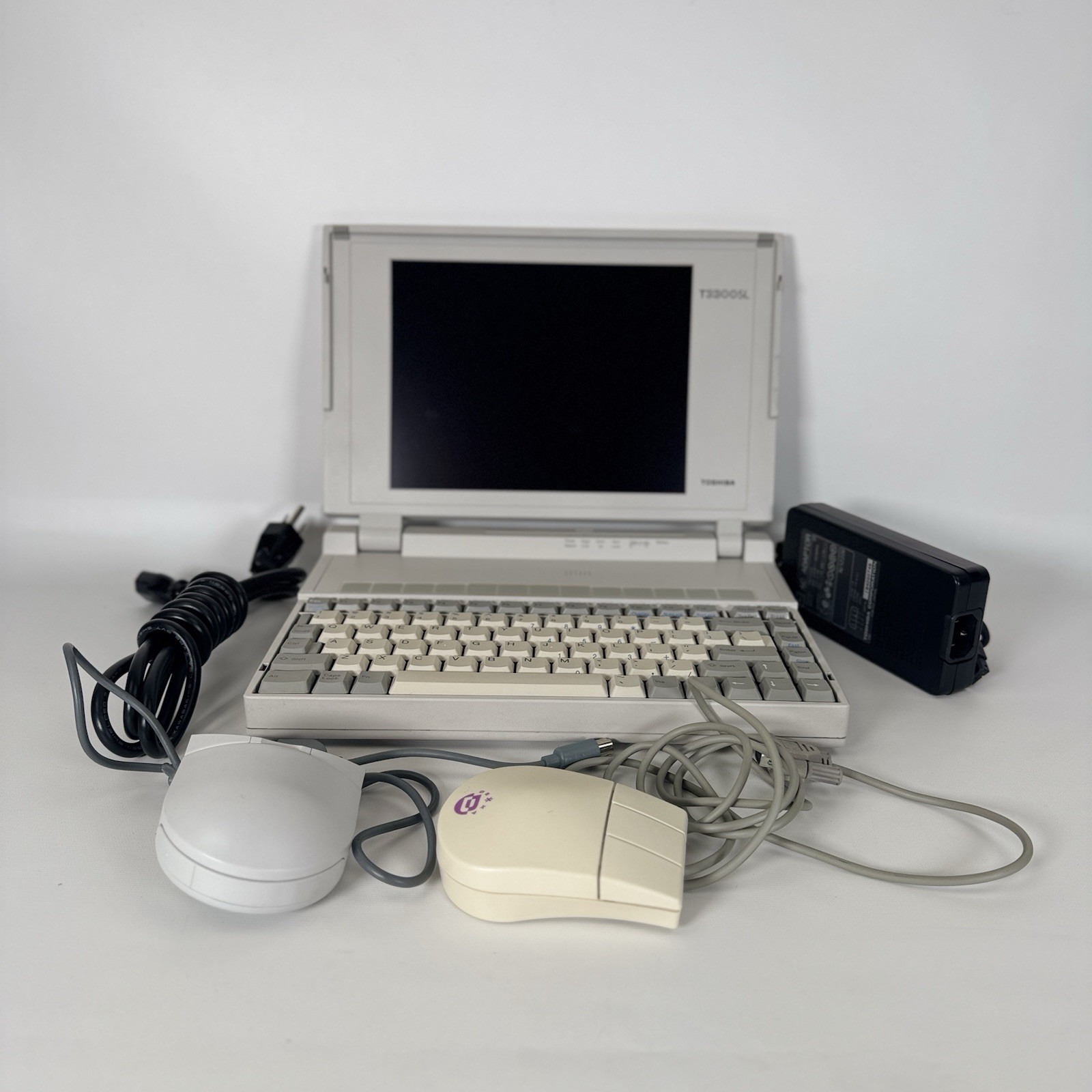 Vintage Toshiba T3300SL Portable Computer Laptop 1991 Works Dark Screen Bundle Vintage Toshiba T3300SL Portable Computer Laptop 1991 Works Dark Screen Bundle