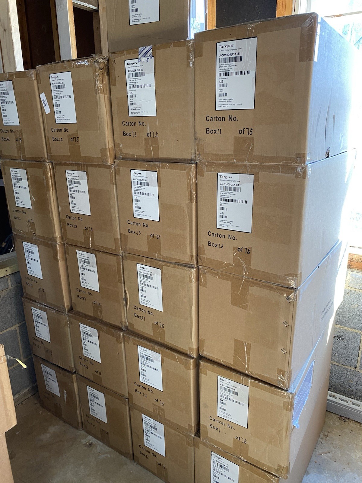Bulk Lot of 2500 NEW Sealed Targus ACC1009USX 3-Way Hydra DC Charging Cable Case Bulk Lot of 2500 NEW Sealed Targus ACC1009USX 3-Way Hydra DC Charging Cable Case