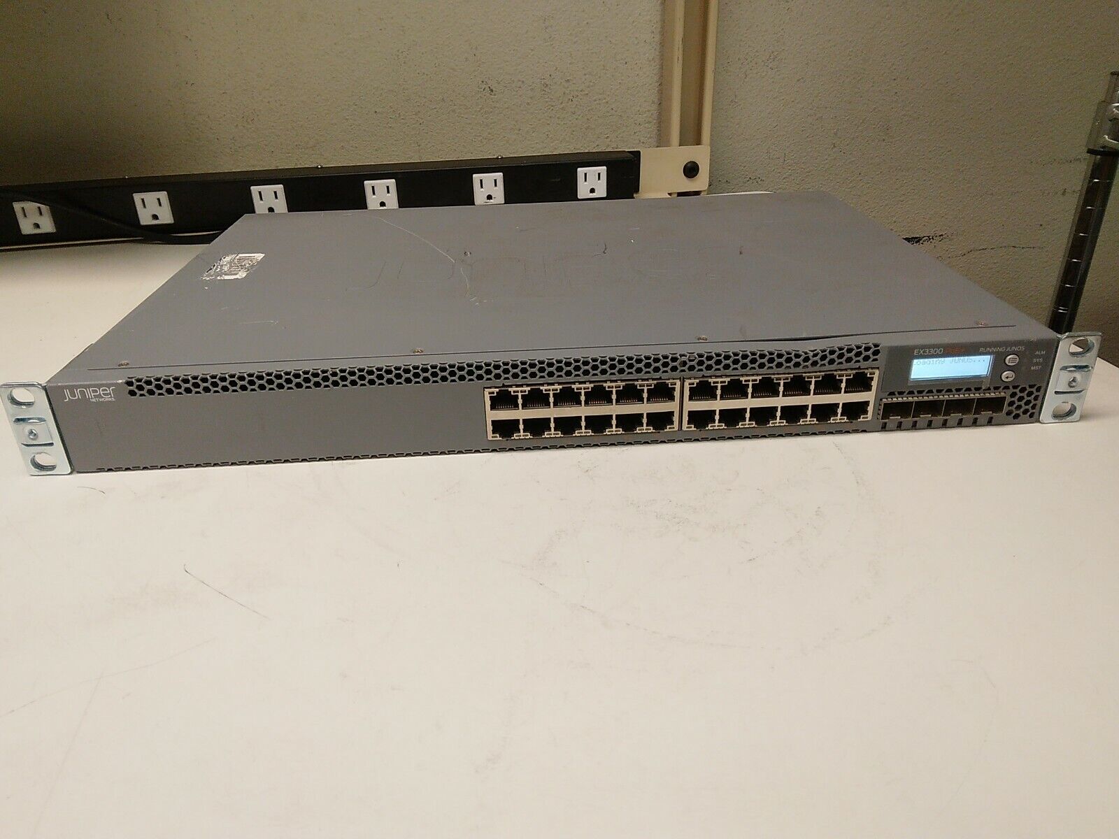 Juniper Networks EX3300-24P, 24-Port PoE+ 4 x SPF+ Switch Rack Mountable 