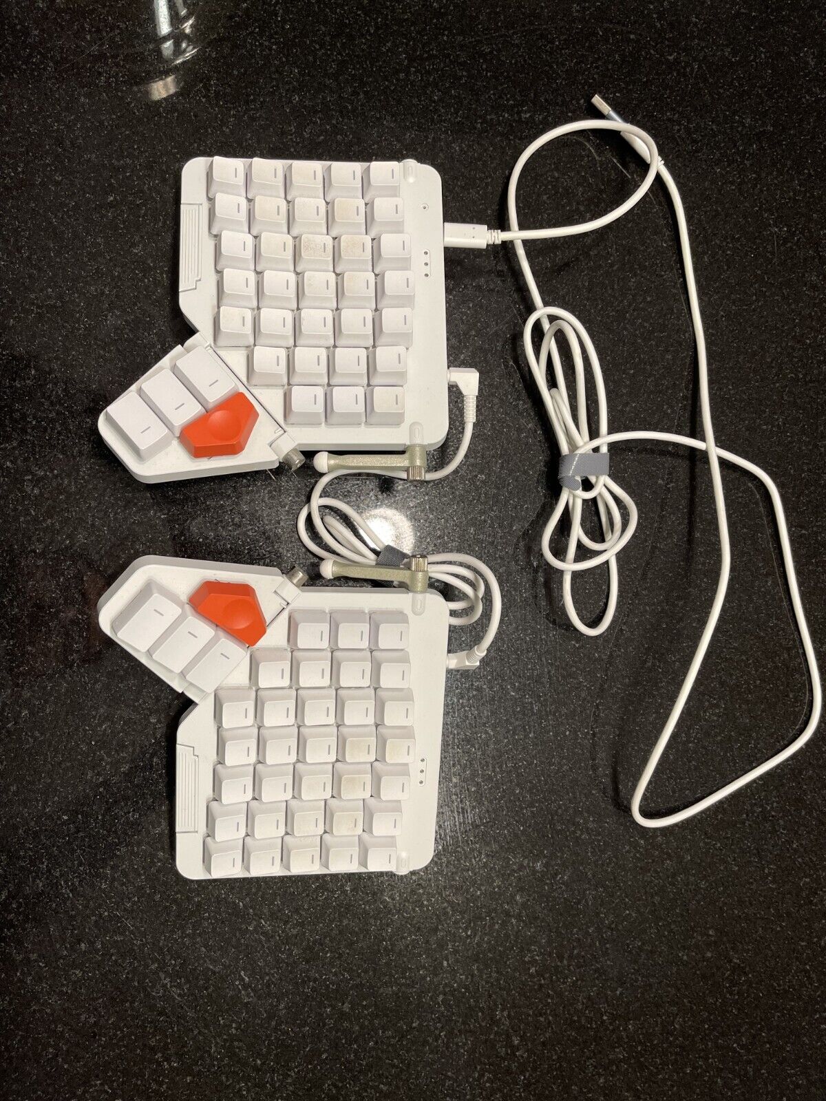 ZSA Moonlader keyboard, blank keys, glorious panda switches, manfretto tripods